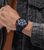 Police Herrenuhr am Handgelenk mit blauem Silikonarmband und offenem Zifferblatt