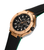 Herrenuhr mit schwarzem Silikonband, roségoldfarbenem Gehäuse und seitlicher Kronen-Detailansicht