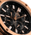 Nahansicht: Herrenuhr mit schwarzem Zifferblatt, roségoldenen Zeigern und Indizes, Police-Logo