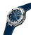 Herrenuhr im Detail: silberfarbenes Gehäuse, blaues Zifferblatt, rund mit Skalen und Zeigern