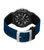 Herrenuhr von hinten: blaues Silikonarmband, schwarzer Gehäuseboden mit Mechanik-Optik
