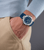 Herrenuhr am Handgelenk: blaues Silikonarmband, silberfarbenes Gehäuse, blaues Zifferblatt