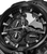 Schwarzes Chronographenzifferblatt mit Tacho-Details, schwarzen Zeigern und grauem Muster