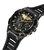 Schwarze Herrenuhr mit Chronograph-Detail am Gehäuse und goldenen Akzenten