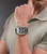Herrenarmbanduhr am Handgelenk mit grünem Zifferblatt, Edelstahlgehäuse und schwarzem Band