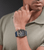 Police-Uhr am Handgelenk mit blauem Zifferblatt und breitem Silikonarmband