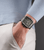 Herren-Uhr am Handgelenk: grünes Zifferblatt, silbernes Gehäuse, grünes Textilarmband
