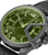 Herrenuhr Close-up: grünes Zifferblatt mit Leuchtmarkierungen, Datumsfenster, schwarzes Lederarmband