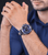 Herrenuhr am Handgelenk: blaues Zifferblatt, Lederarmband, Datumsanzeige