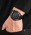 Herrenarmbanduhr von Police am Handgelenk, schwarzes Lederarmband und schwarzes Zifferblatt
