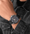 Police Herrenuhr am Handgelenk mit dunklem Lederarmband und blauem Zifferblatt