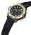 Herrenuhr mit schwarzem Lederarmband, goldfarbener Lünette und schwarzen Subzifferblättern
