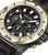 Herrenuhr-Zifferblatt: schwarze Register und goldfarbene Lünette mit Index- und Leuchtmarken