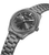 Nahaufnahme Herrenuhr: dunkles Zifferblatt, silberne Zeiger und Edelstahlgliederarmband