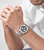 Herren-Armbanduhr am Handgelenk mit Edelstahlband und blauem Zifferblatt