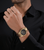 Herren-Chronograph am Handgelenk mit schwarzem Zifferblatt und goldfarbenem Metallarmband