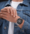 POLICE Herrenarmbanduhr am Handgelenk mit silbernem Edelstahlband und schwarzem Zifferblatt