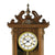 Horloge murale en bois avec grand cadran romain et ornement baroque en haut