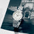 Lorus-Armbanduhr mit silbernem Metallband und rundem Zifferblatt, seitlicher Blick
