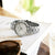Lorus Damenarmbanduhr mit silbernem Edelstahlband und beigem Zifferblatt, Nahansicht