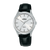 Damen-Armbanduhr mit rundem silbernem Gehäuse, weißem Zifferblatt und schwarzem Lederband