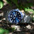 Herrenarmbanduhr mit blauem Zifferblatt und Lünette, Stahlarmband; Datums-/Wochentagsfenster