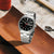 Lorus Herrenarmbanduhr mit schwarzem Zifferblatt, Stahlarmband und roter Sekundenanzeige