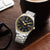 Lorus Herrenarmbanduhr, schwarzes Zifferblatt, goldene Zeiger, Edelstahlarmband