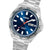 Herrenarmbanduhr mit blauem Zifferblatt, roten Zeigern, Indexen und Datumsfenster „MON 8“