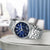 Herrenchronograph mit blauem Zifferblatt und Edelstahlarmband auf Ablage