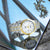 Lorus Herrenuhr mit Edelstahl-Metallband und goldenem Gehäuseakzent, weißes Zifferblatt
