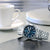Herrenarmbanduhr mit blauem Zifferblatt und Edelstahlgliederarmband, seitliche Ansicht
