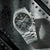 Herren-Solarchronograph-Uhr, schrägansicht: dunkles Zifferblatt, Edelstahlarmband
