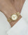 Mockberg Royal Damenarmbanduhr am Handgelenk: goldfarbenes Metallarmband, champagnerfarbenes Ziffernblatt