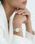 Mockberg Royal Armbanduhr am Handgelenk mit bicolor Band und champagnerfarbenem Zifferblatt.