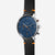 Herrenuhr mit blauem Zifferblatt und Chronograph-Drückern, schwarzes Lederband, orange Nähte