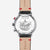 Fond de montre homme : boîtier argenté avec gravure, bracelet en cuir beige avec accents rouges