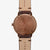 Fond du boîtier en or rose avec skyline gravée et bracelet en cuir marron, boucle