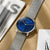 Herrenarmbanduhr mit blauem Zifferblatt auf Metall-Mesharmband, Ansicht schräg