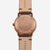 Fond de montre homme : boîtier couleur or rose avec relief, bracelet en cuir marron