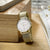 Montre femme sur bois : cadran blanc et bracelet milanais doré