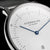 Cadran de montre pour femme en détail : échelle blanche, aiguille bleue, guichet date