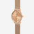 Montre pour femme, vue de face, avec boîtier couleur or rose, cadran beige et bracelet en maille milanaise