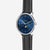Montre homme avec cadran bleu et plusieurs aiguilles, bracelet en cuir noir.