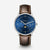 Montre bracelet pour homme avec cadran bleu et bracelet en cuir marron, vue de face