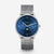 Montre bracelet pour homme avec cadran bleu et bracelet en maille argentée, vue de face