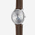 Montre Sternglas pour homme avec bracelet en cuir marron, boîtier argenté et compteurs bleus.