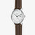 Montre homme vue de côté avec cadran blanc, aiguilles vertes et bracelet en cuir marron