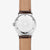 Vue arrière de la montre pour homme : boîtier rond et bracelet en cuir marron avec boucle ardillon