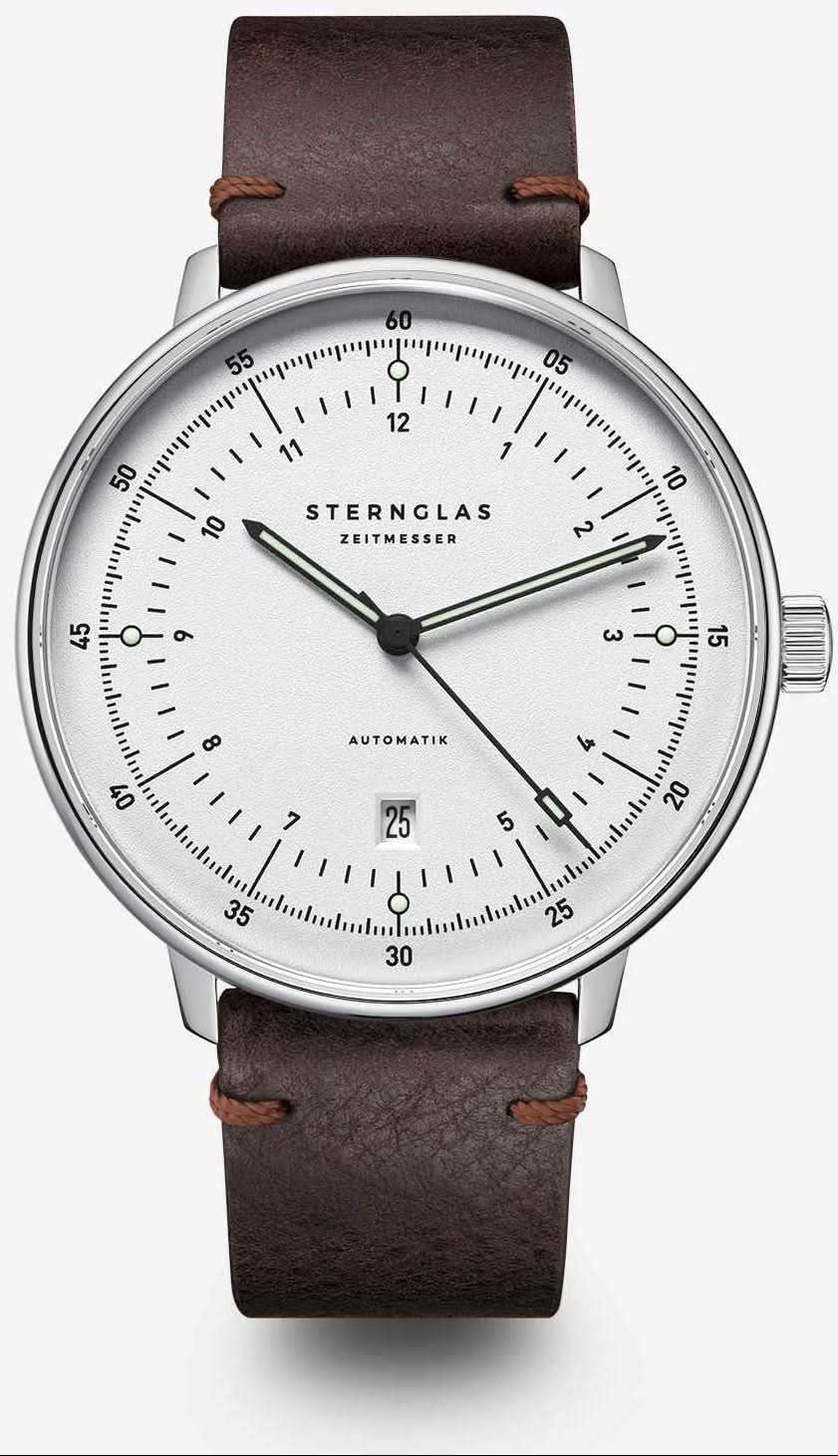 Montre homme avec bracelet en cuir marron, boîtier argenté et cadran blanc, automatique.